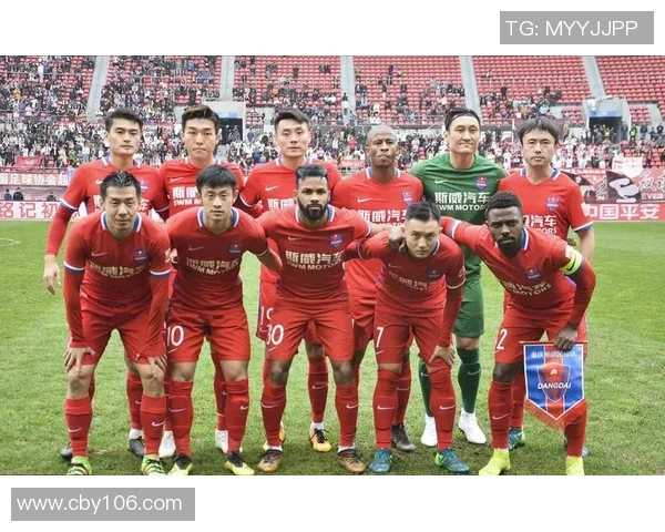 大连乙方迎战重庆斯威全力争胜展现球队实力与斗志