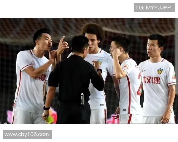 黑山与俄罗斯足球友谊赛因争议判罚腰斩球迷反应热烈引发广泛讨论